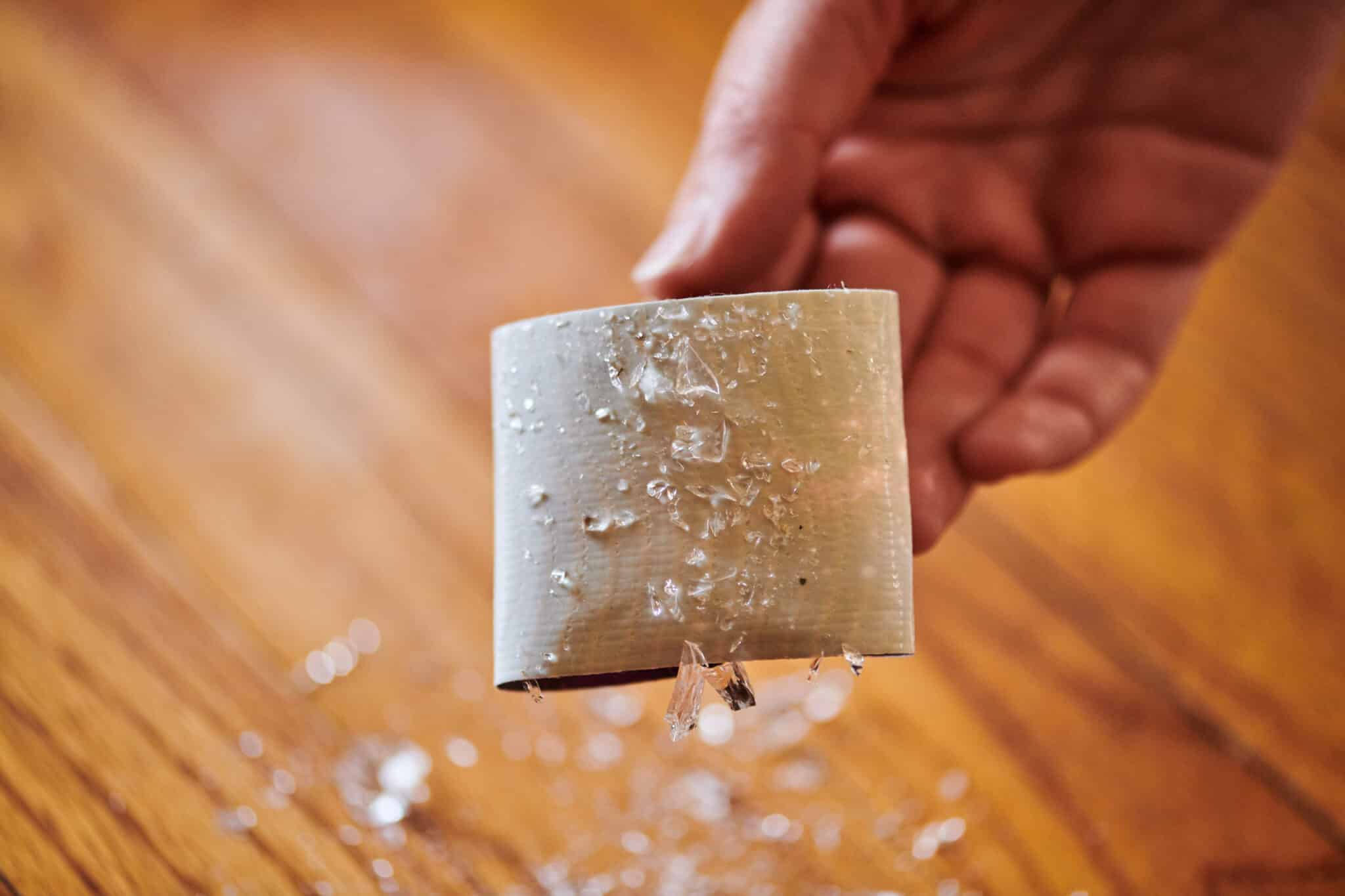 Πως να μαζέψω τα μικρά κομμάτια γυαλιού μιας σπασμένης λάμπας