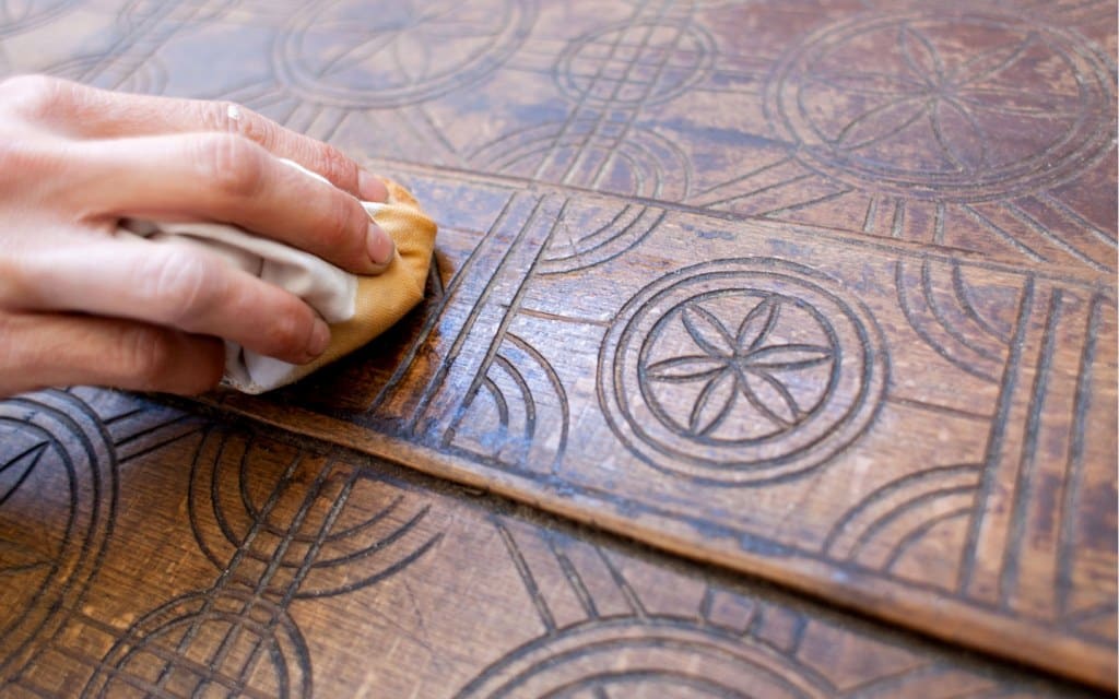 5 φυσικοί τρόποι για να γυαλίσετε ξύλινες επιφάνειες