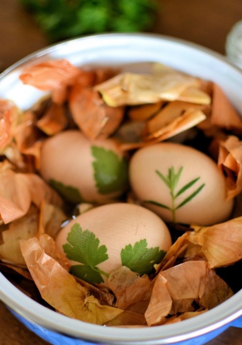 Πώς να βάψετε πασχαλινά αυγά με φύλλα κρεμμυδιού