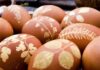 Πώς να βάψετε πασχαλινά αυγά με φύλλα κρεμμυδιού