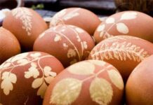 Πώς να βάψετε πασχαλινά αυγά με φύλλα κρεμμυδιού