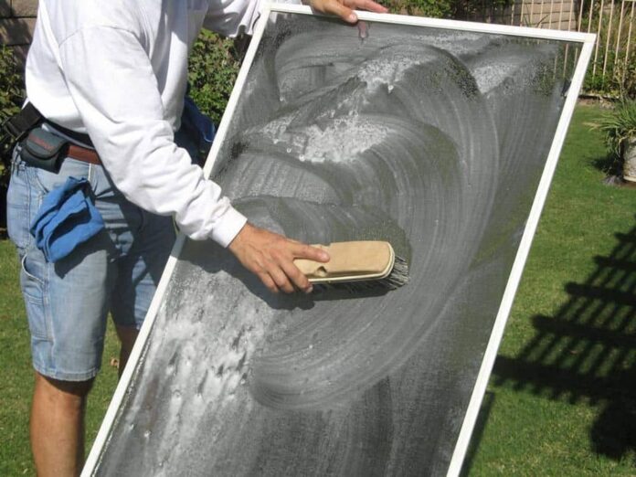 5 εύκολοι και αποτελεσματικοί τρόποι για να καθαρίσουμε τις σίτες των παραθύρων