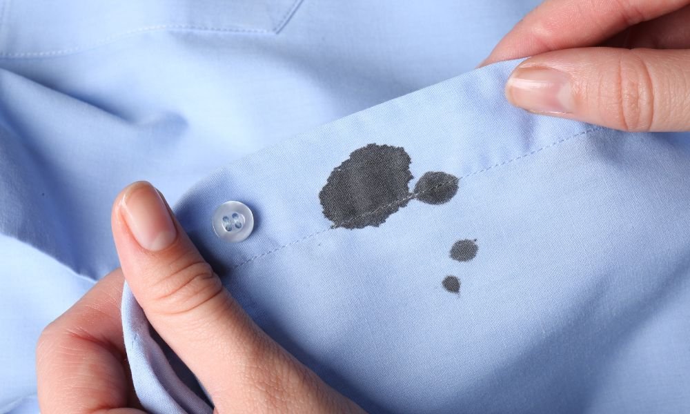 8 δύσκολοι λεκέδες στα ρούχα και τρόποι για να τους αφαιρέσετε