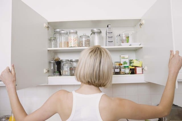 4 φυσικοί τρόποι για να αφαιρέσετε τις άσχημες μυρωδιές από τα ντουλάπια σας