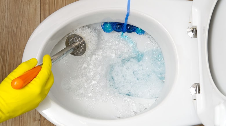 8 συνηθισμένα λάθη στον καθαρισμό του μπάνιου και πώς να τα αποφύγετε