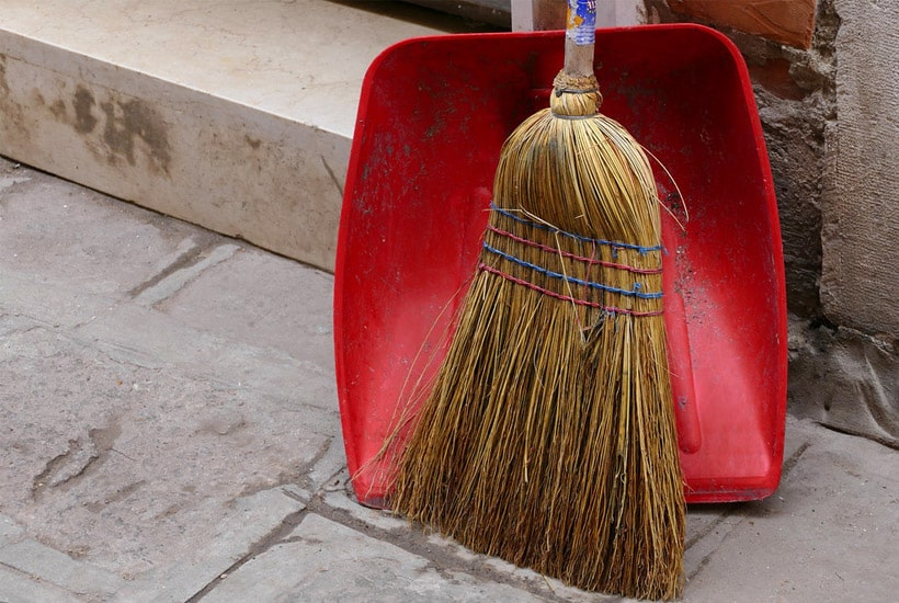 13 έξυπνα tips για να καθαρίσετε αποτελεσματικά το μπαλκόνι και τη βεράντα σας