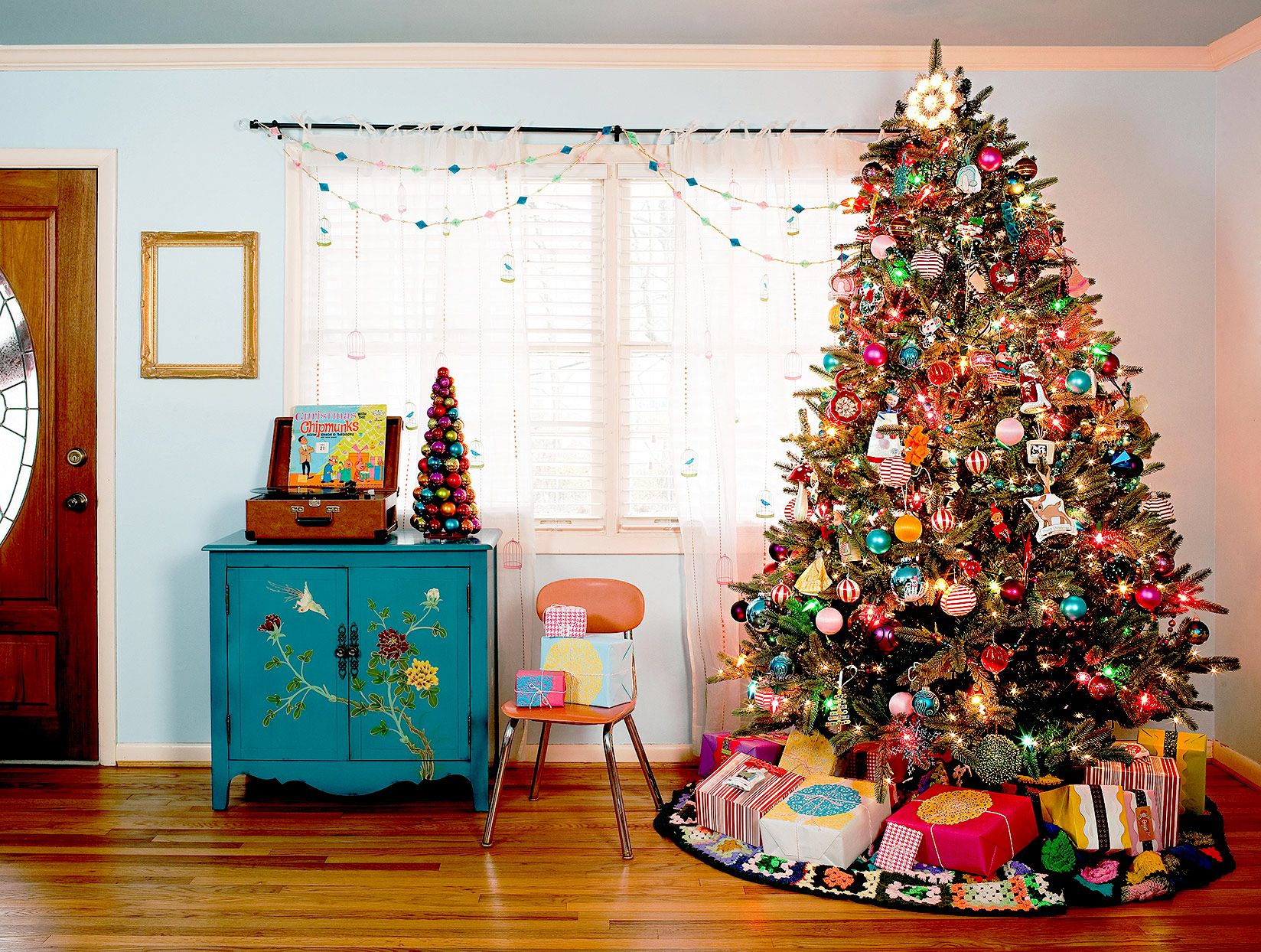 21 πανέμορφες πολύχρωμες ιδέες για να διακοσμήσετε το χριστουγεννιάτικο δέντρο σας