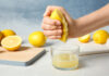 5 τρόποι για να χρησιμοποιήσετε το χυμό λεμονιού για να φωτίσετε τα λευκά σας ρούχα