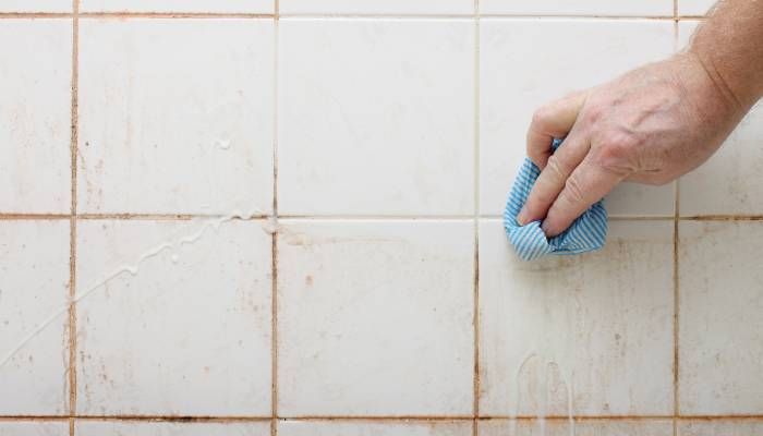Το γρήγορο και εύκολο κόλπο για να απαλλαγείτε από τη μούχλα στα πλακάκια του μπάνιου και της ντουζιέρα σας