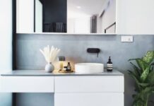 4 τρόποι για να οργανώσετε το μπάνιο σας για εύκολο καθάρισμα