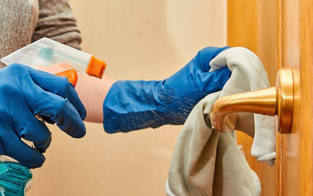 Ο πιο αποτελεσματικός τρόπος για να καθαρίσετε την σκόνη, τα μικρόβια και την σκουριά από τα πόμολα της πόρτας