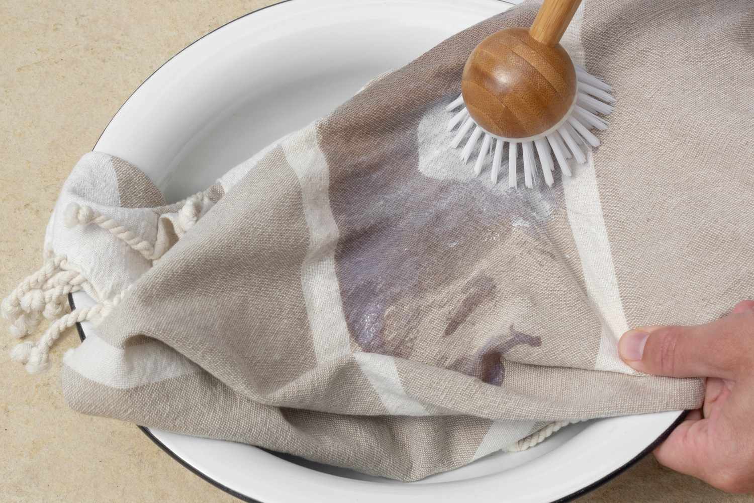 4 τρόποι για να αφαιρέσετε λεκέδες από αντηλιακό από ρούχα και πετσέτες θαλάσσης