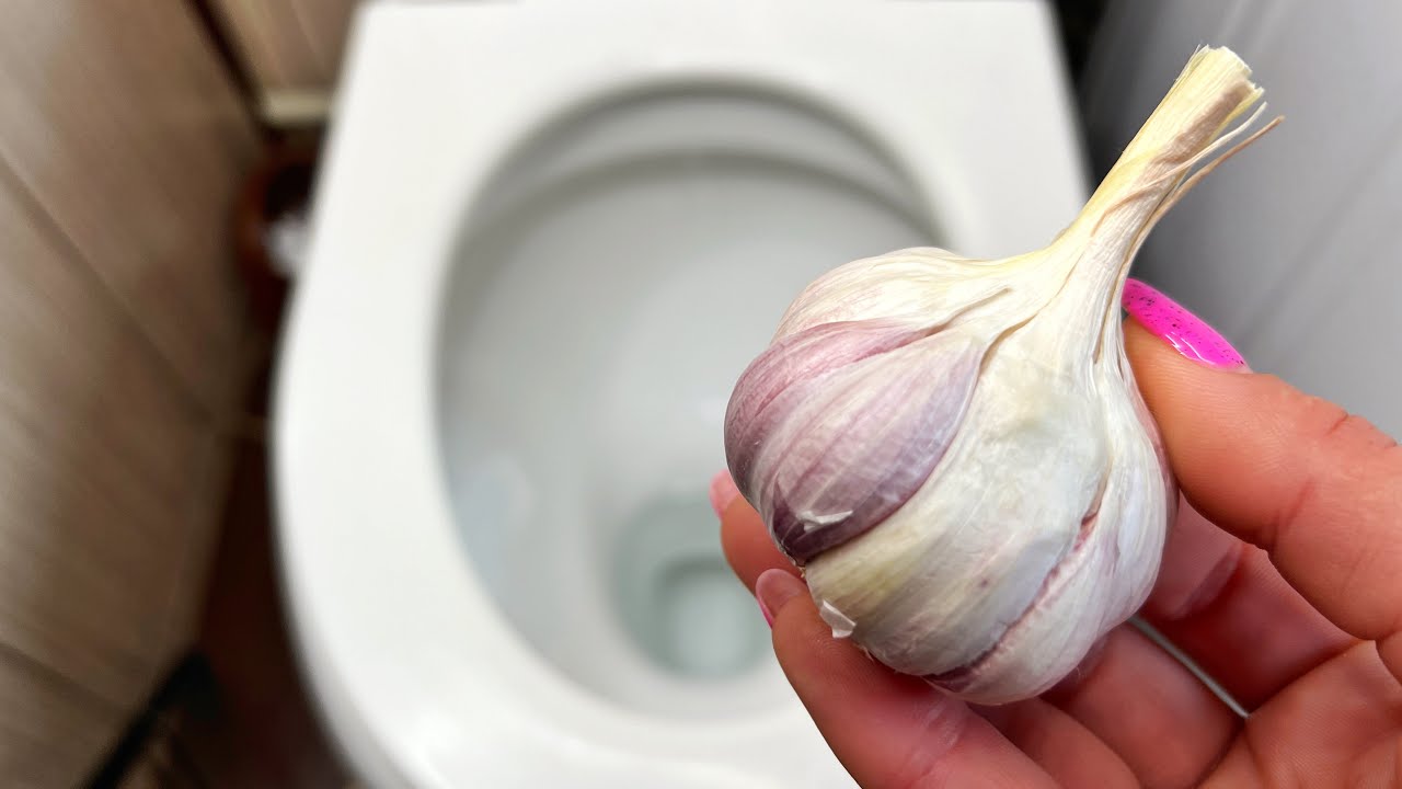 Ρίξτε σκόρδο στην τουαλέτα σας πριν πάτε για ύπνο και απολαύστε το εκπληκτικό αποτέλεσμα!