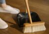 3 σημαντικοί λόγοι για να μην σκουπίζετε το σπίτι σας το βράδυ