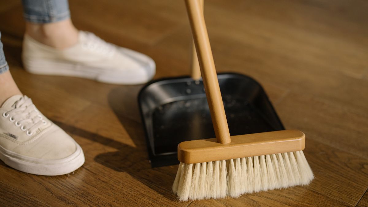 3 σημαντικοί λόγοι για να μην σκουπίζετε το σπίτι σας το βράδυ