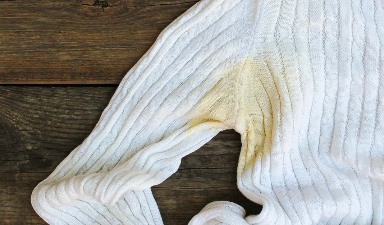 4 αποτελεσματικοί και φυσικοί τρόποι για να αφαιρέσετε τη μυρωδιά του ιδρώτα από τα ρούχα