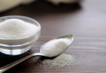 4 χρήσιμες συμβουλές της γιαγιάς για να χρησιμοποιήσετε το χοντρό αλάτι στον καθαρισμό και στη συντήρηση του σπιτιού