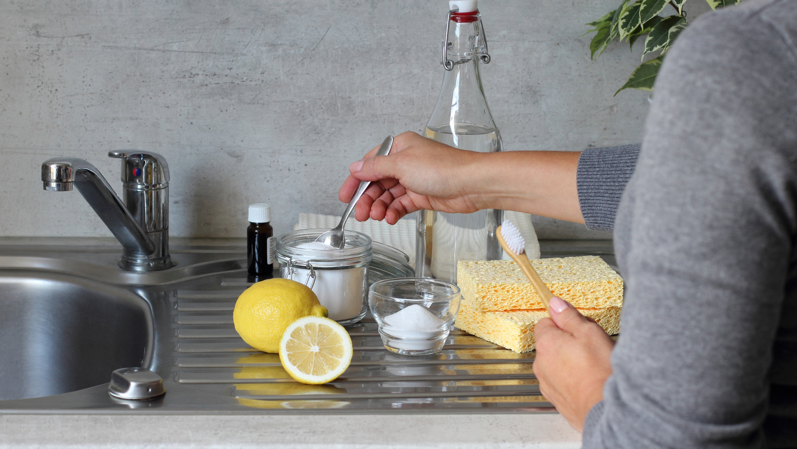 4 αποτελεσματικοί τρόποι για να χρησιμοποιήσουμε μαγειρική σόδα και χυμό λεμονιού στον καθαρισμό της κουζίνας