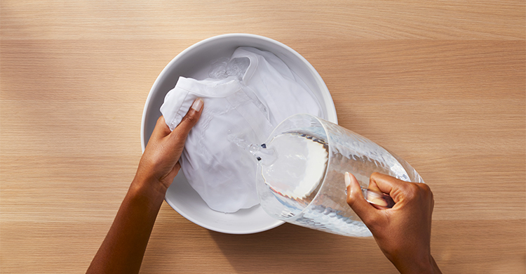 7 δύσκολοι λεκέδες στα ρούχα που μπορείτε να αφαιρέσετε με το γάλα