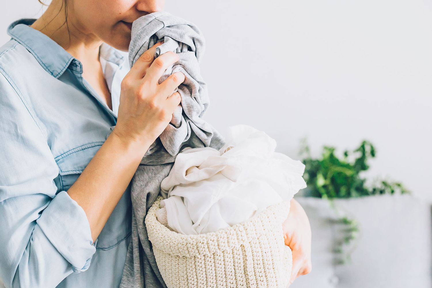 3 απλοί τρόποι για να αφαιρέσετε τη μυρωδιά του τηγανίσματος από τα ρούχα