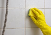 4 αποτελεσματικοί τρόποι για να αφαιρέσετε τα άλατα από τους τοίχους της ντουζιέρας