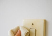 4 εύκολοι και αποτελεσματικοί τρόποι για να αφαιρέσετε εύκολα τις κιτρινίλες από πλαστικά σημεία στο σπίτι